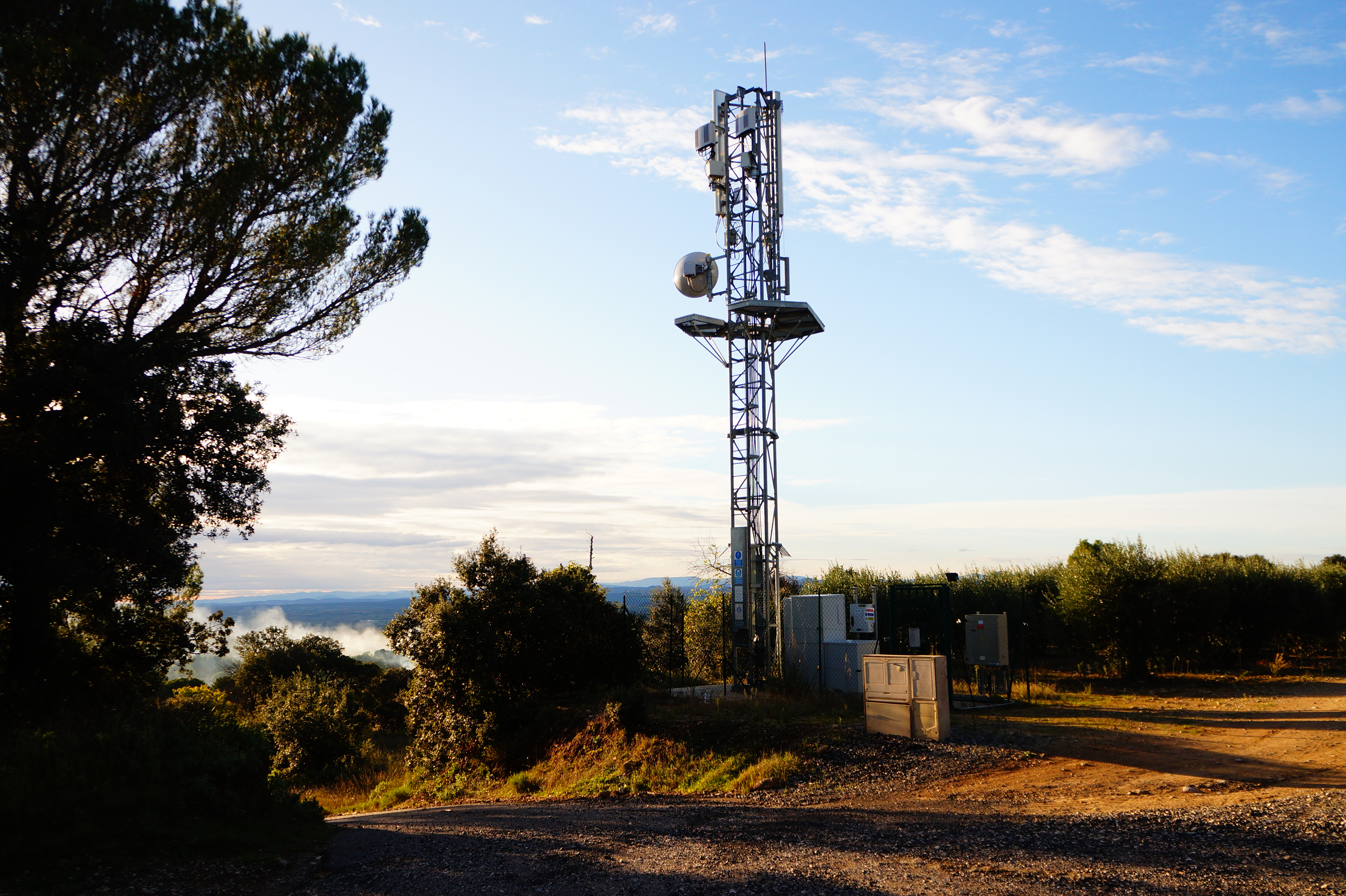 Antenne relais SFR Bouygues 4G ( Hérault - France )
